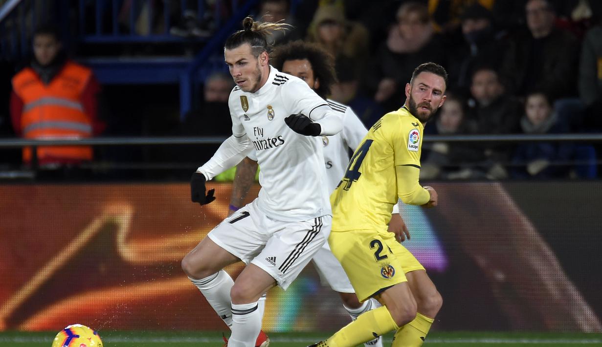 7. Aksi gemilang Gareth Bale pada laga lanjutan LaLiga yang berlangsung di Stadion DeLa Ceramica, Spanyol, Jumat (4/12). Real Madrid ditahan imbang Villareal 2-2.  (AFP/Jose Jordan)