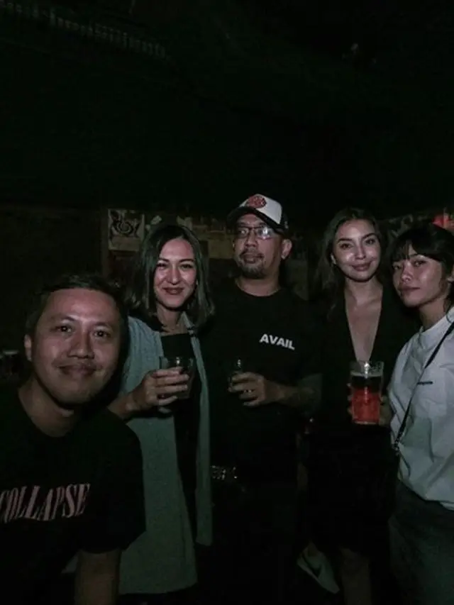 Dikabarkan Dekat, Ini 6 Potret Kebersamaan Manohara Odelia dan Arian 'Seringai'