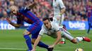 Pemain Barcelona, Javier Mascherano, berebut bola dengan pemain Real Madrid, Lucas Vazquez, pada laga La Liga, di Stadion Camp Nou, Sabtu (3/12/2016). (AFP/Lluis Gene)