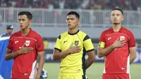 Dony Tri Pamungkas, Cahya Supriadi, Ivar Jenner memnyanyikan lagu Indonesia Raya jelang laga antara Timnas Indonesia U-22 menghadapi Timnas Mali U-22 dalam laga persahabatan di Stadion Pakansari, Bogor, Sabtu (15/11/2025) malam. (Bola.com/Muhammad Iqbal Ichsan)