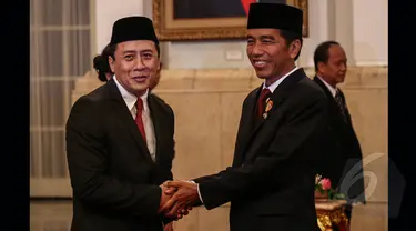 Presiden Joko Widodo resmi melantik Triawan Munaf sebagai Kepala Badan Ekonomi Kreatif di Istana Negara, Jakarta, Senin (26/1/2015). (Liputan6.com/Faizal Fanani)