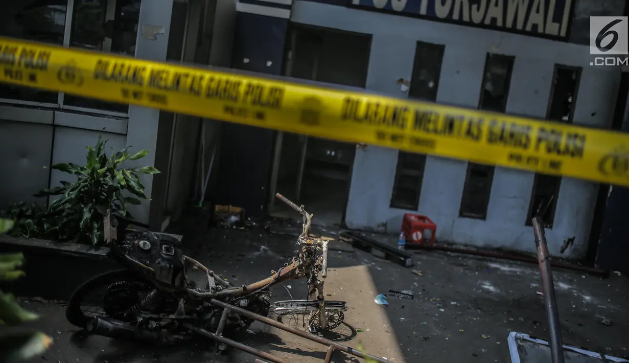 Sebuah motor hangus terbakar oleh massa di fly over simpang Tomang, Jakarta, Kamis (26/9/2019). Aksi anarkistis ini membuat ruas Jalan S. Parman menuju Slipi ditutup. (Liputan6.com/Faizal Fanani)