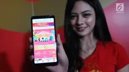 Seorang wanita menunjukkan aplikasi mobile Lazada saat peluncuran Lazada 12.12 Grand Year End Sale di Jakarta, Selasa (4/12). Lazada menawarkan diskon hingga 99,9 persen dalam menyambut Hari Belanja Online Nasional (Harbolnas). (Liputan6.com/Angga Yuniar)