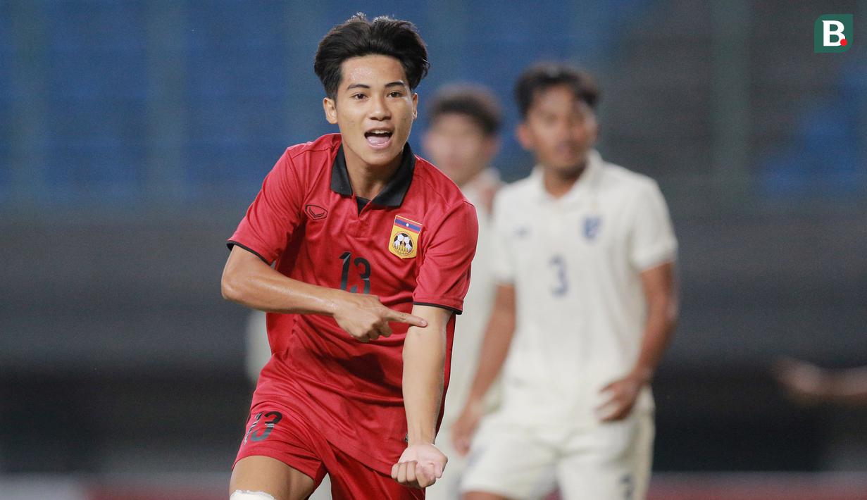 <p>Pemain Timnas Laos U-19, Peeter Phanthavong merayakan gol pertama timnya saat laga semifinal Piala AFF U-19 2022 melawan Timnas Thailand U-19 yang berlangsung di Stadion Patriot Candrabhaga, Bekasi, Rabu (13/07/2022). (Bola.com/M Iqbal Ichsan)</p>