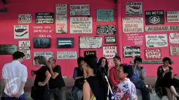 Karya yang dipamerkan pada Pameran Jakarta Biennale fokus pada permasalahan ekonomi, sosial, lingkungan dan dinamika masyarakat saat ini, Jakarta, Sabtu (14/11/2015). Pameran ini diikuti seniman dari dalam dan luar negeri. (Liputan6.com/ Gempur M Surya)