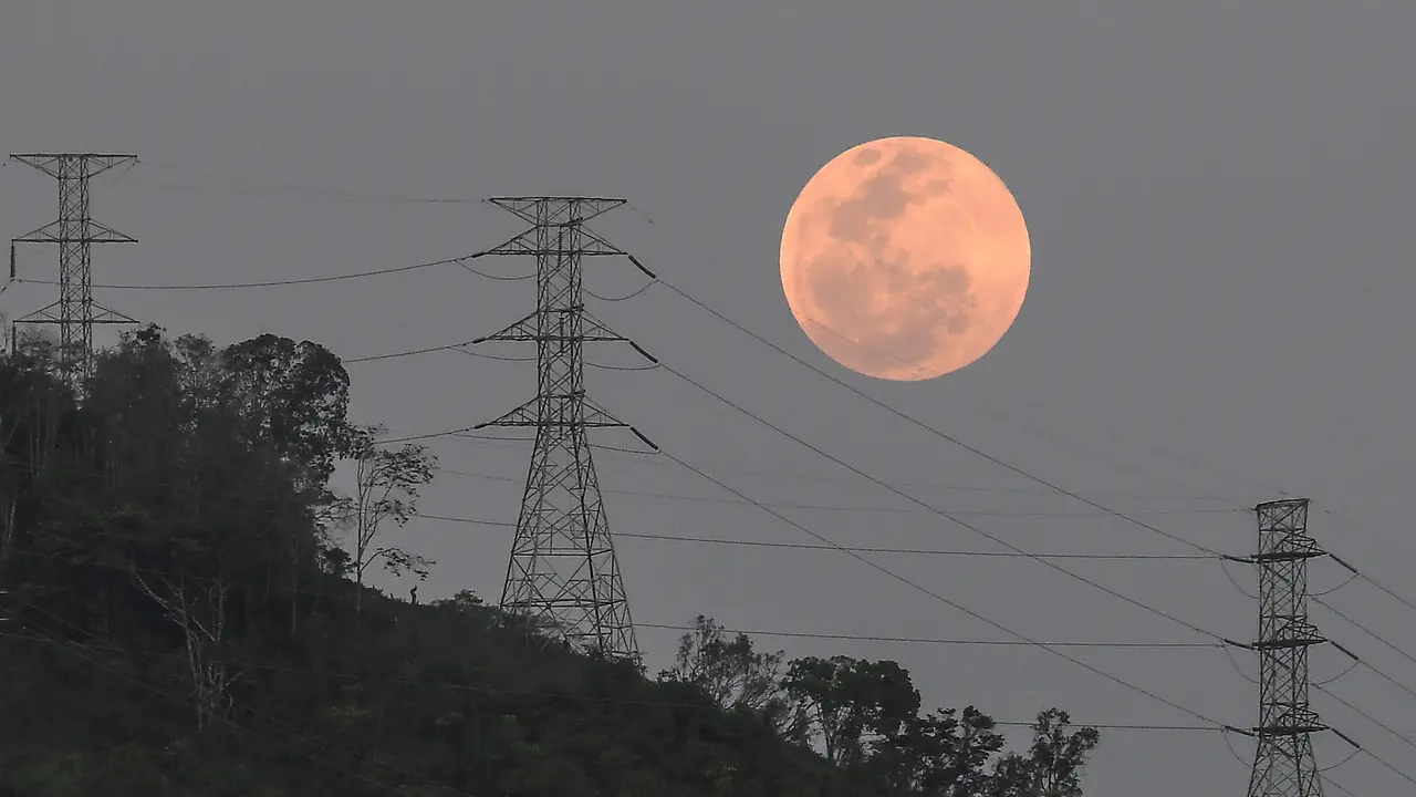 FOTO: Fenomena Gerhana Bulan Total Blood Moon di Berbagai Negara