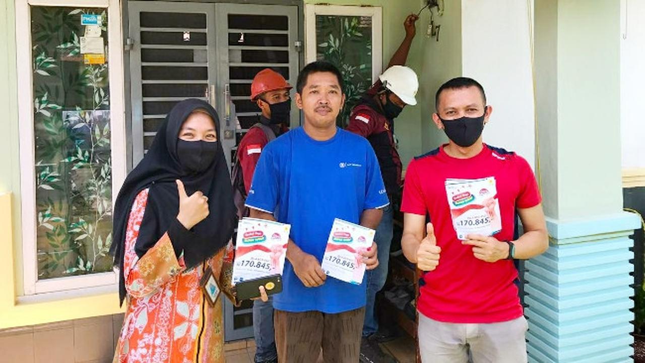 Pelanggan PLN Riau yang menikmati tambah daya listrik murah di Pekanbaru.