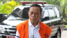 Anggota Komisi IX DPR Amin Santono saat akan menjalani pemeriksaan lanjutan di Gedung KPK, Jakarta, Senin (30/7). Anggota DPR Fraksi Partai Demokrat itu diperiksa sebagai tersangka. (Merdeka.com/Dwi Narwoko)