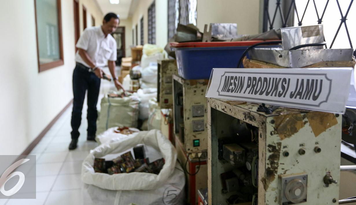 Mesin produksi jamu diamankan petugas Direktorat Tindak Pidana Narkoba Mabes Polri, Jakarta, Senin (7/3/2016). Dir narkoba mabes polri membongkar praktik pembuatan jamu dan obat antibiotik ilegal di daerah Cilacap, Jawa Tengah. (Liputan6.com/Yoppy Renato)