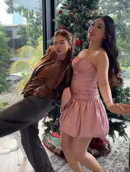 Melengkapi tampilannya dengan stiletto heels putih dengan buckle depan silver. Serta aksesori kalung dan gelangnya.  [@felicyangelista_]