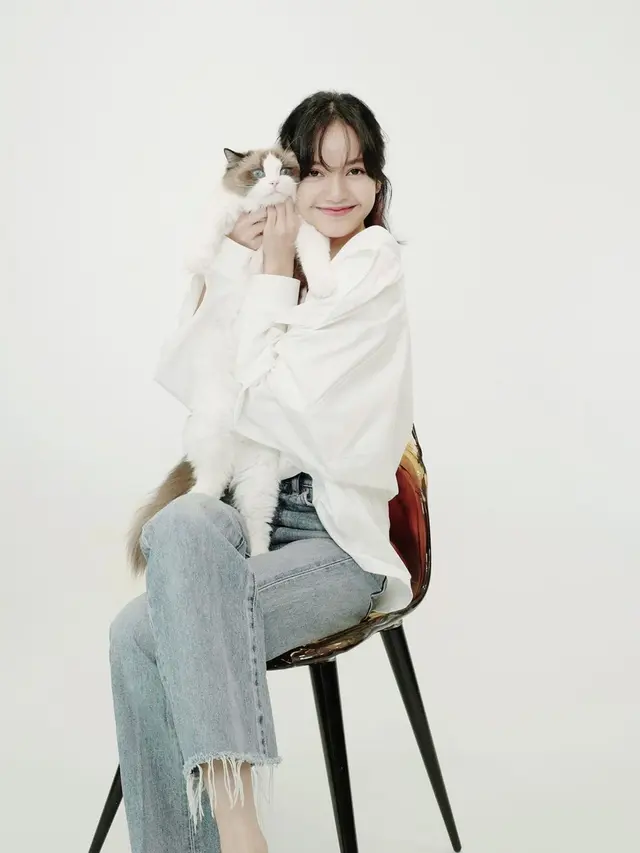 FOTO: Pemotretan Lisa Blackpink dengan Kucing Kesayangan Ini Curi Perhatian Netizen