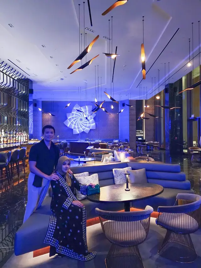 7 Potret Syahrini Liburan ke Dubai, Kamar Hotelnya di Bawah Laut