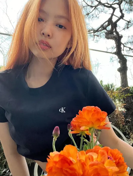 Meski dikenal sebagai brand ambassador berbagai brand ternama, namun Jennie Blackpink tetap percaya diri mengunggah foto tanpa makeup. Dirinya bahkan cukup sering memperlihatkan foto ataupun video saat tak memakai makeup kepada penggemar. (Liputan6.com/IG/@jennierubyjane)