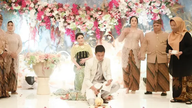 Tampil Memesona, Ini 7 Momen Acara Tujuh Bulanan Angbeen Rishi dan Adly Fairuz