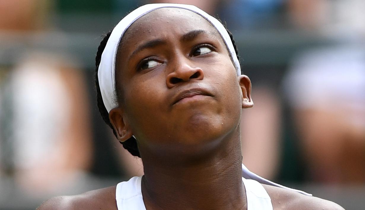 Reaksi petenis AS, Cori Gauff saat kehilangan satu poin atas petenis Romania, Simona Halep pada babak keempat Wimbledon 2019 di All England Lawn Tennis Club, Senin (8/7/2019). Petenis berusia 15 tahun itu ditundukkan Halep, yang unggulan ke-7 turnamen, dengan skor 3-6, 3-6. (GLYN KIRK/AFP)