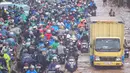 Namun, hingga saat ini curah hujan masih tergolong tinggi sehingga genangan di beberapa ruas jalan utama diperkirakan belum akan surut dalam waktu dekat. Tampak dalam foto, antrean pengendara motor yang mencoba menerobos banjir di Jalan Daan Mogot, Jakarta, Jumat (23/1/02026). (merdeka.com/ Arie Basuki)