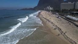 Organisasi lingkungan Route Brasil menyerukan orang-orang berkumpul untuk acara yang diberi nama "That Hug" guna menarik perhatian pada polusi laut. (AP Photo/Bruna Prado)