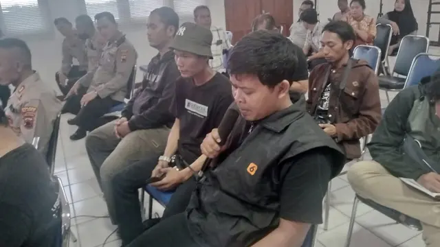 Bidan desa hingga wartawan di Blora tak mampu menyembunyikan gurat kesedihan saat Konferensi Pers Polres Blora membahas kasus pencabulan disabilitas 2 kali melahirkan di masa 4 Kapolres Blora belum terungkap. (Liputan6.com/Ahmad Adirin)
