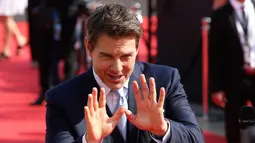 Aktor ganteng, Tom Cruise ketika melakukan wawancara setibanya di World premiere film Mission: Impossible Fallout di Paris, Kamis (12/7). Mission: Impossible 6 tersebut merupakan sekuel salah satu film yang paling dinantikan tahun ini. (AP/Thibault Camus)