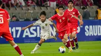 Winger Timnas Indonesia U-17, Fandi Ahmad Muzaki mendapatkan pengawalan ketat dari pemain Timnas Afganistan U-17, Zamir Shoja dalam laga terakhir Grup C Piala Asia U-17 2025 yang digelar di Prince Abdullah Al-Faisal Stadium, Jeddah, Jumat (11/4/2025) dini hari WIB. (Dok. PSSI).