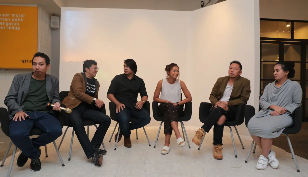 Tidak seperti film pada umumnya, film Satu Hari Nanti memiliki target pasaran masyarakat yang berusia 21+. Namun kali ini alasannya bukan karena adegan yang syur dan mengandung unsur pornografi. (Adrian Putra/Bintang.com)