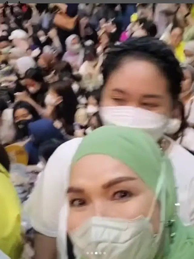 Umi Kalsum Menemani Bilqis Nonton NCT Dream (Foto: Instagram @mom_ayting92_)