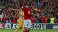 Kapten Wales, Gareth Bale, merayakan gol ke gawang Moldova pada laga di Cardiff City Stadium, Cardiff, Senin (5/9/2016). (AFP/Geoff Caddick)
