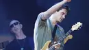 Penyanyi asal Amerika Serikat, John Mayer tampil dalam konser bertajuk John Mayer Asia Tour 2019 di ICE BSD City, Tangerang, Jumat (5/4/2019). Dalam konser perdananya di Indonesia tersebut, John Mayer tampil kasual dengan t-shirt hijau dan jeans panjang. (Fimela.com/Bambang E. Ros)