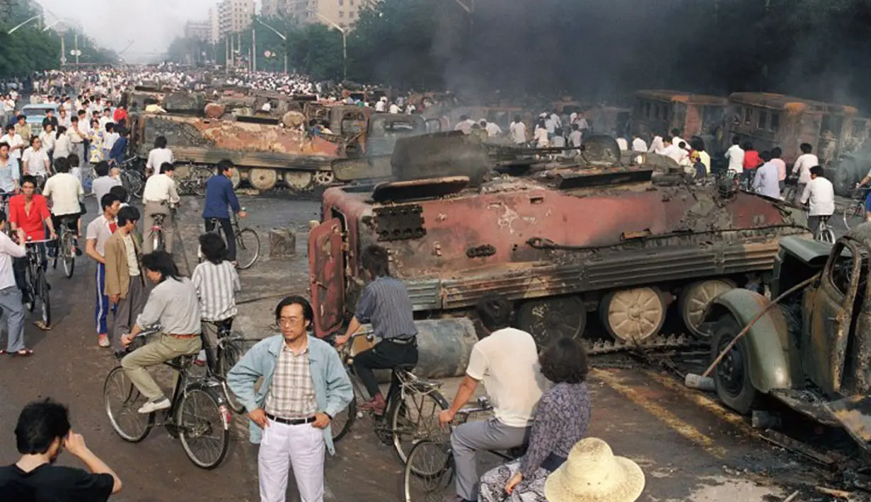 4 Juni 1989, untuk mencegah pergerakan pasukan ke Lapangan Tiananmen, Tiongkok, lebih dari 20 kendaraan lapis baja dibakar para demostran. (AFP PHOTO/MANUEL Ceneta)
