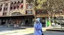 Berpose di Flinders Street Station, Putri tampil kasual mengenakan set loungewear dan topi beanie berwarna putih. [Foto: IG/anneofficial1990].