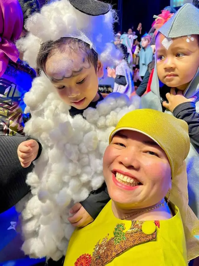 Potret gemas Gala dengan kostum domba biri-biri bersama oma (Sumber: Instagram/@galaasky)