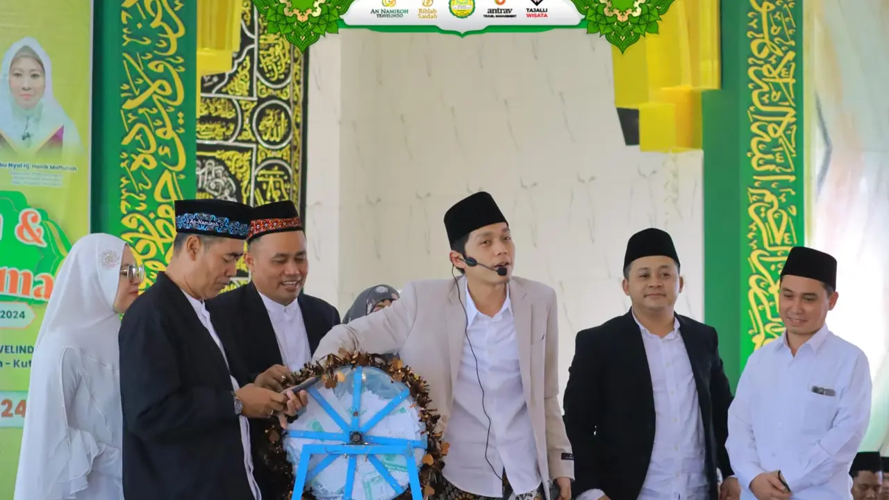 Pembekalan Haji 2024 oleh Gus Iqdam dan Gus Barra di Mojokerto, Jawa Timur, Sabtu (27/4/2024).