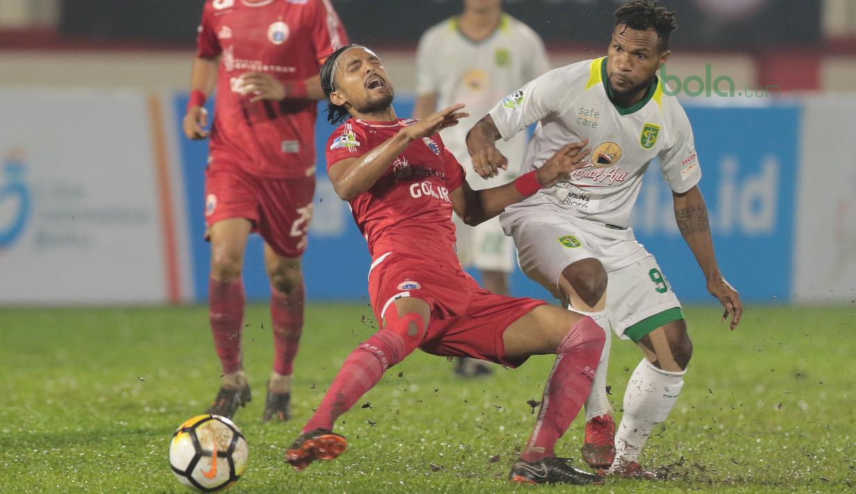 Pemain Persebaya Surabaya, Nelson Alom (kanan) menghalau bola dari kaki pemain Persija Jakarta, Rohit Chand pada laga Gojek Liag 1 bersama Bukalapak di Stadion PTIK, Jakarta (26/6/2018). Persija dan Persebaya bermain imbang 1-1. (Bola.com/Nick Hanoatubun)