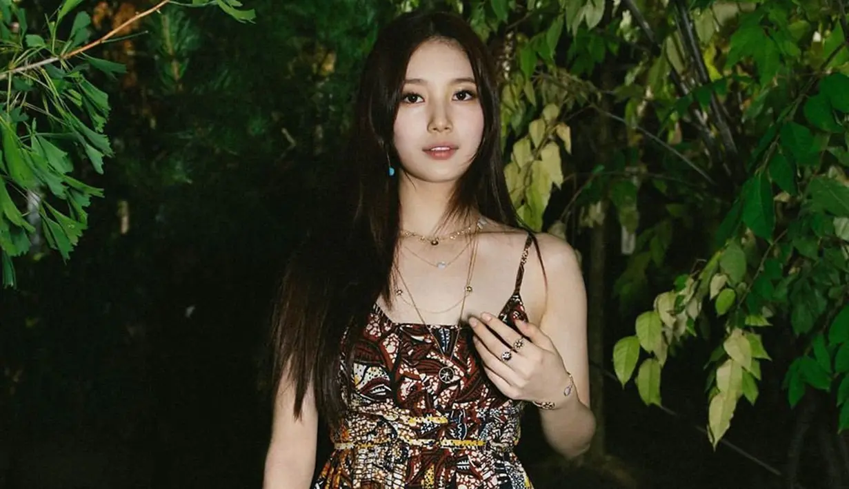 Suzy tampil menawan dengan menggunakan dress bermotif batik. Ia juga menggunakan riasan wajah yang cukup sederhana saat menghadiri Paris Fashion Week 2019. (Liputan6.com/IG/@skuukzky)