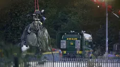 Crane mengevakuasi bangkai helikopter dari lokasi kecelakaan yang menewaskan pemilik Leicester City Vichai Srivaddhanaprabha di Leicester, Inggris, Kamis (1/11). Kondisi helikopter terlihat rusak parah dengan bekas terbakar api. (Aaron Chown/PA via AP)