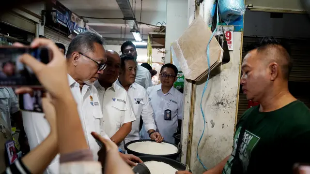 Menteri Perdagangan Zulkifli Hasan meninjau Pasar Johar Baru, Jakarta Pusat, Senin (4/12/2023). Mendag didampingi Plt. Sekretaris Jenderal Kemendag Suhanto dan Dirjen Perdagangan Dalam Negeri Kemendag Isy Karim. (Dok Kemendag)