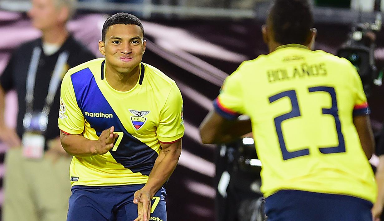 Pemain Ekuador, Miller Bolanos dan Jefferson Montero merayakan gol saat melawan Peru pada babak penyisihan grup B Copa America Centenario 2016 di Glendale, Arizona, AS, (9/6/2016) WIB. (AFP/ Alfredo Estrella)