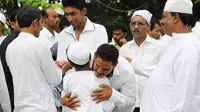 Hukum Bersalaman Setelah Salat Idul Fitri