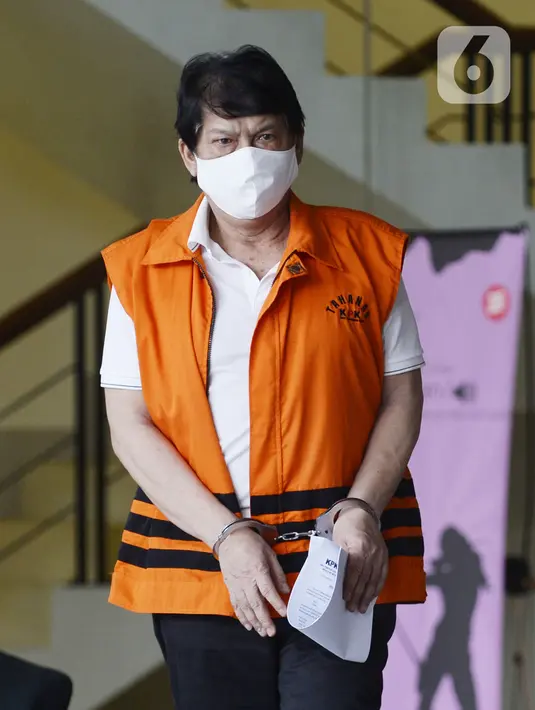 Eks Kepala Dinas Pengelolaan Keuangan dan Aset Daerah Kota Bandung Herry Nurhayat usai menjalani pemeriksaan di Gedung KPK, Jakarta, Kamis (23/4/2020). Herry diperiksa sebagai tersangka untuk melengkapi berkas kasus dugaan korupsi pengadaan RTH di Pemkot Bandung pada 2012. (merdeka.com/Dwi Narwoko)
