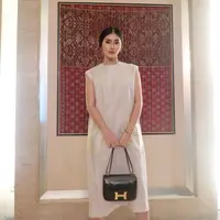 Pesinetron yang kerap berperan antagonis ini pun pandai memaduka padankan penampilannya. Kali ini Eva Anindita tampak mengenakan dress putih yang dipadukan dengan high heels berwarna silver dan tas hitam.(Liputan6.com/IG/@eva_anindita_zachrie)