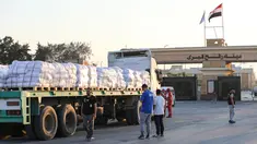 Sebuah truk bermuatan bantuan kemanusiaan menunggu izin di sisi Mesir dari penyeberangan Rafah dengan Jalur Gaza, untuk melaju menuju wilayah Palestina yang terkepung, pada tanggal 27 Juli 2025. (Foto oleh AFP)