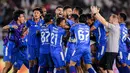 <p>Kiper Lucas Frigeri dan sejumlah pemain Arema FC merayakan kemenangan atas Borneo FC pada laga final Piala Presiden 2024 di Stadion Manahan, Solo, Minggu (4/8/2024). (Bola.com/Bagaskara Lazuardi)</p>