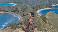 Labuan Bajo menjadi salah satu destinasi wisata yang banyak dikunjungi seleb termasuk Dara Arafah. Perempuan berparas cantik ini mengaku jatuh cinta dengan pemandangan yang cantik di Labuan Bajo. (Liputan6.com/IG/@daraarafah)