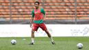 Kapten Timnas Indonesia, Hansamu Yama, melakukan latihan jelang laga melawan Kamboja  di Stadion Shah Alam, Selangor, Kamis, (24/8/2017). Indonesia akan menjalani laga penentuan melawan Kamboja. (Bola.com/Vitalis Yogi Trisna)