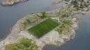 Stadion di Lofotan, Norwegia yang dikelilingi laut (Photo/Instagram)