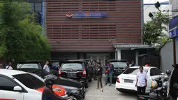 Suasana di depan kantor mantan pengacara terdakwa kasus KTP elektronik Setya Novanto, Fredrich Yunadi di Yunadi and Associates di Jalan Sultan Iskandar Muda, Kebayoran Lama, Jakarta Selatan (11/1). (Liputan6.com/Johan Tallo)