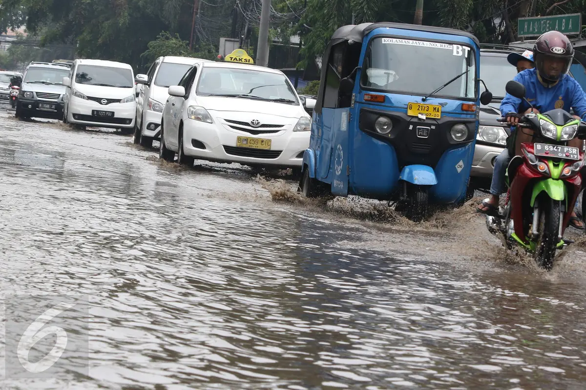 20151107-Diguyur Hujan, Jalan Cikini Raya Tergenang Air -Jakarta