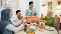 ilustrasi hari raya idulfitri parcel/Odua Images/Shutterstock