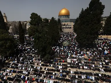 Umat Muslim melaksanakan Sholat Jumat pertama di bulan Ramadhan, di depan kuil Dome of the Rock di kompleks masjid Al-Aqsa di Yerusalem, pada 24 Maret 2023. (AFP/Ahamd Gharabli)
