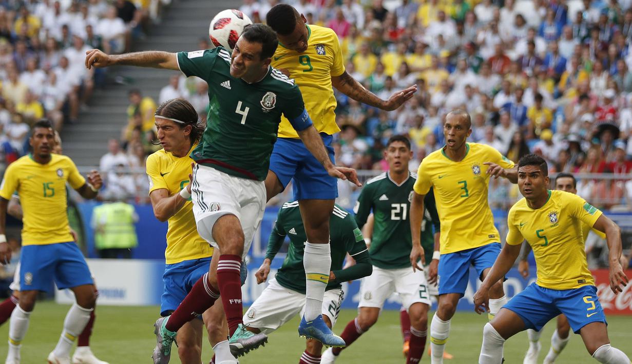 Striker Brasil, Gabriel Jesus, duel udara dengan bek Meksiko, Rafael Marquez, pada babak 16 besar Piala Dunia di Samara Arena, Samara, Senin (2/6/2018). Brasil menang 2-0 atas Meksiko. (AP/Franck Augstein)
